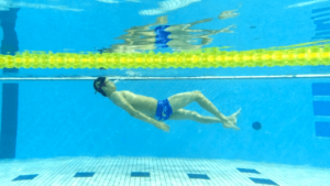 【嘘?】クロールのキックは膝を曲げない?